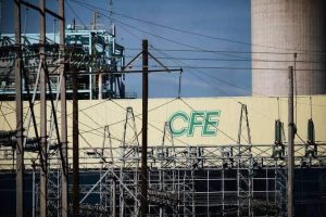 CFE ejecuta labores de restablecimiento a usuarios en la Península de Yucatán tras la salida de operación de seis lineas de alta tensión
