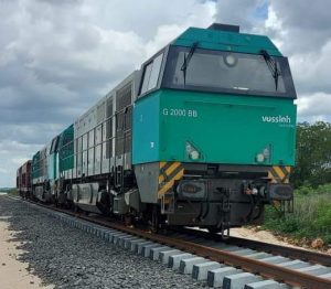 Llega locomotora que instalará rieles del tren maya