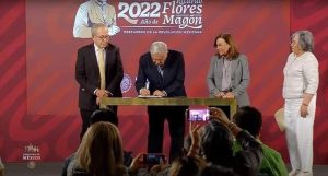 Firma el presidente Andrés Manuel López Obrador iniciativa para eliminar el horario de verano