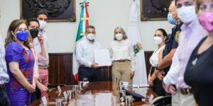 Alejandro Ruz recibe la propuesta actualizada del Reglamento para la Protección de la Fauna en el Municipio de Mérida