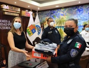 Atenea Gómez Ricalde entrega uniformes a policías municipales de Isla Mujeres