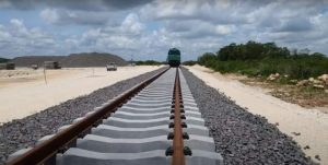 Tren Maya refuerza obras con alta tecnología; arriban plataformas ferrocarrileras para distribuir rieles en tramo 2