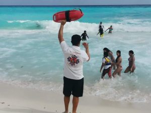 Protección Civil despliega guardavidas en 11 playas en Cancún