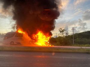 Autobús de la empresa Omnibus del Alba (ODA) se incendió a 500 metros de la entrada al aeropuerto internacional de Cancún