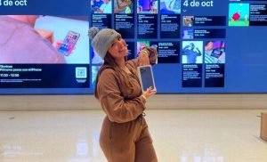 Joven mexicana pasa 20 horas afuera de la Apple Store para comprar el iPhone 14