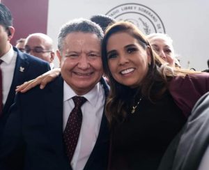 Mara Lezama acompaña a Julio Menchaca en su toma de protesta