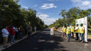Le cumple Marciano Dzul a la zona maya: Entrega obra rehabilitación de camino de acceso a Chanchen Primero y Hondzonot