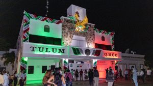 Exitoso encendido de luces alusivos al mes patrio en Tulum