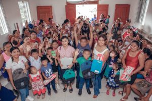 Ileana Canul entrega mochilas y útiles escolares a estudiantes de la zona maya