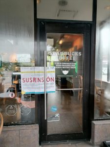 Por encontrar cucaracha, suspende DPCRS un Starbucks en Cancún