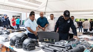 Tulum: Entrega Marciano Dzul nuevo equipamiento policíaco