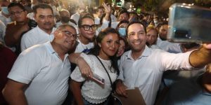 El gobernador de Yucatán, Mauricio Vila entrega apoyos en Hunucmá