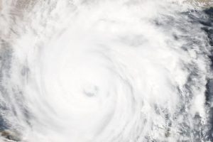 ‘Roslyn’ se intensifica a huracán categoría 3 en Jalisco y Colima