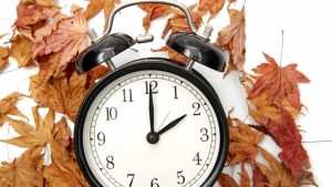 ¿Cuándo inicia el horario de invierno 2022, se adelanta o atrasa el reloj?