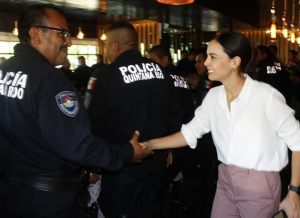 Reconocen empresarios trabajo de policías en Cancún