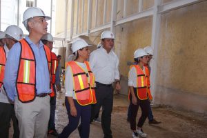 Mara Lezama recorre los avances de la obra del teatro de Cancún
