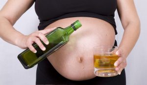 Consumir alcohol durante el embarazo produce cambios en el cerebro del bebé