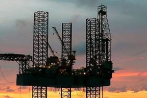 Se desploma grúa en plataforma de Pemex; un petrolero falleció