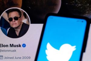 Elon Musk considera crear un teléfono si ‘Twitter’ es excluido de tiendas de apps