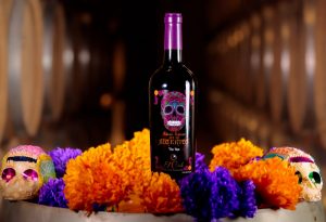 Grupos Lomas y él Cielo preservan tradiciones del día de muertos con vinos de edición especial