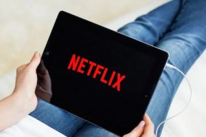 Acciones de Netflix caen más de un 9% por plan con anuncios