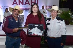 Recibe Diputada Federal Anahi Gonzalez, reconocimiento de «Bacalar a Caballo, AC»