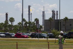 Reportan intoxicados por fuga de ácido en refinería de Pemex en Nuevo León