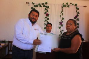 Ayuntamiento de Lázaro Cárdenas entrega actas extemporáneas a habitantes del municipio