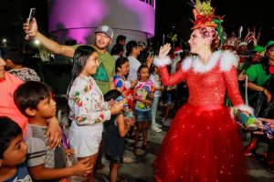 Atenea Gómez llena de magia la cales de Isla Mujeres con el gran desfile Navideño 2022