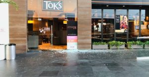 Explosión en restaurante Toks en Plaza las Américas de Cancún deja dos lesionados