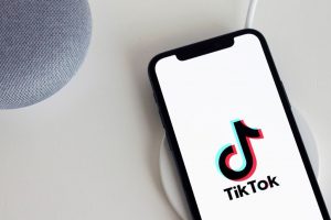 TikTok restringe contenido de adultos a menores