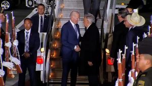 Joe Biden aterriza en el AIFA; es recibido por AMLO