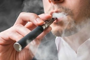 Estudio revela que cigarros electrónicos pueden causar daños pulmonares a largo plazo