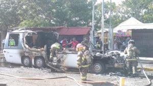 Bomberos apagan incendio de Vehículo tipo camper en el parque de Las Palapas en Cancún