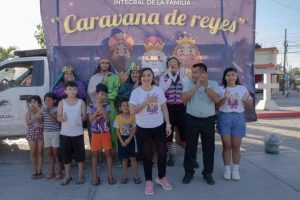 La presidenta Honoraria Ileana Canul de Dzul, acompañada del Presidente Municipal de Tulum Marciano Dzul Caamal hicieron realidad sueños de muchos niños y familias otorgandoles en propia mano la Rosca de Reyes