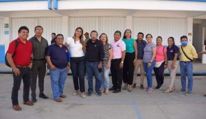 Profesores de la secundaria Cancún, en Paraíso Maya, reciben a Marybel Villegas