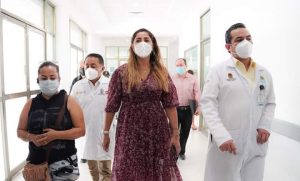 Asiste Marybel Villegas a visitar pacientes al hospital general