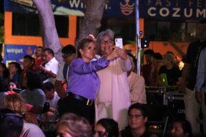 Lili Campos da la bienvenida al 2023 en compañía de miles de solidarenses y turistas