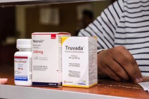 Juez ordena a Salud garantizar ‘sin interrupciones’ abasto de medicamentos a personas con VIH