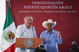 Inaugura Adán Augusto López puente de Quintín Arauz; promete programa de vivienda y centro de salud