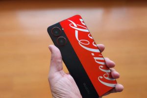 Coca-Cola lanza su primer celular con Realme