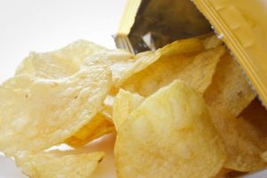 Pese a daños a la salud, mexicanos consumen 7.8 kilos de papitas al año, revela estudio