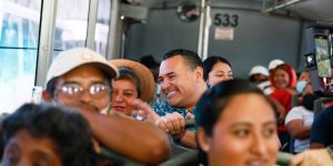 Renán Barrera acompaña a las y los usuarios del transporte gratuito con destino a Ciudad Carnaval