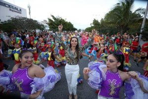 Ana Patricia Peralta comparte la alegría del Carnaval con cancunenses