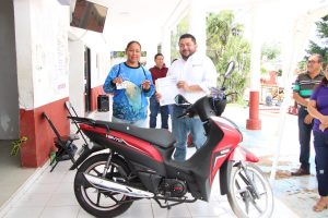 Se entrega motocicleta a contribuyente ganadora de la rifa del pago de impuesto predial del mes de enero en Lázaro Cárdenas