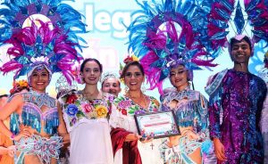 Mara Lezama comparte alegría y diversión en carnaval de Cancún