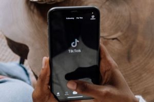 TikTok advertirá a menores de 18 años tras una hora de uso
