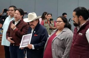 Armando Guadiana se registra como candidato de Morena a gobernador en Coahuila