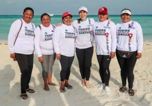 Atenea Gómez reconoce la labor de las mujeres guerreras que mantienen limpias las playas de la isla