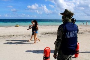 Refuerzan la vigilancia en Playas de Puerto Morelos por fin de semana largo